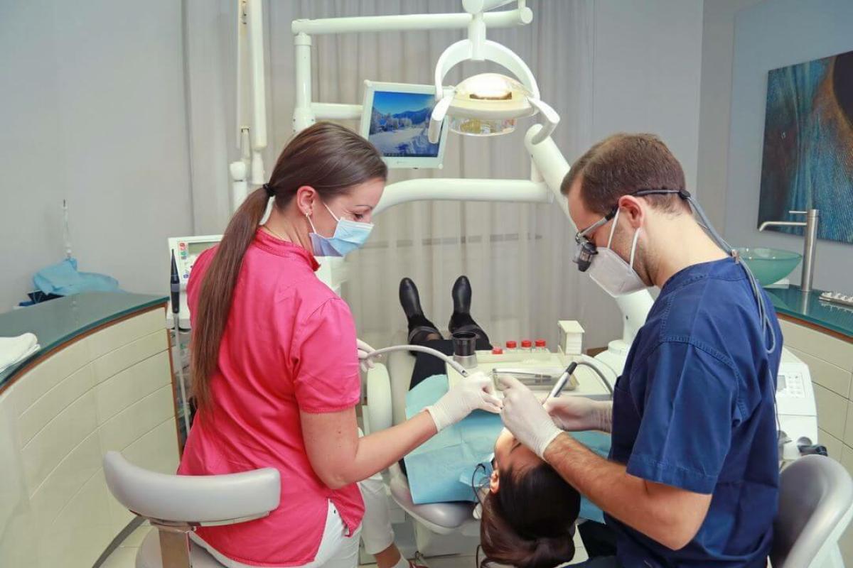 Fogszuvasodás tünetei - Melyek a fogszuvasodás tünetei? Hogyan alakul ki? Hogyan kezelhető sikeresen? A Móricz Dental Fogászatán segítünk Önnek minden kérdésre választ adni a fogszuvasodással kapcsolatban! 
