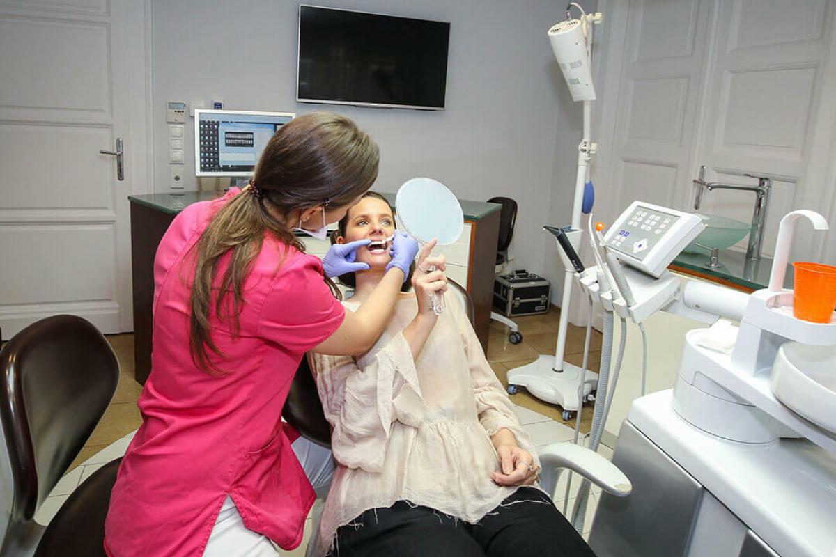 Dentálhigiéniai kezelés ár - Mennyibe kerülnek a dentálhigiéniai kezelés árak, miért és melyiket érdemes elvégezni? Az alábbiakban megválaszoljuk a legfontosabb kérdéseket a dentálhigiéniai kezelésekkel kapcsolatban.
