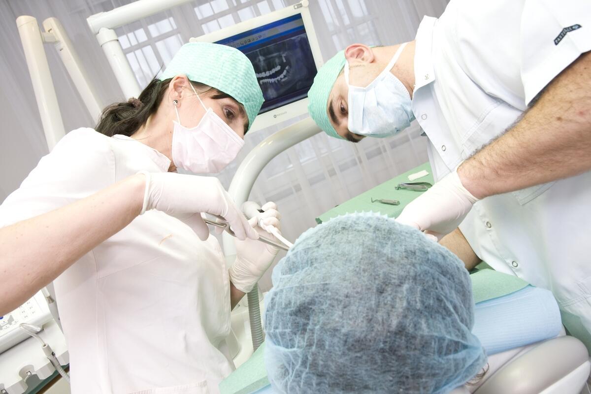 Lézer használata az implantációs műtétek során a Móricz Dentalban - A lézer kezelések segítségével hatékonyabban, kisebb kockázattal, rövidebb ideig és fájdalommentesebben történnek a Móricz Dentalban a fogászati és szájsebészeti beavatkozások. Ezzel a módszerrel a szövődményeket is minimálisra csökkentjük az implantációs beavatkozásaink során.
