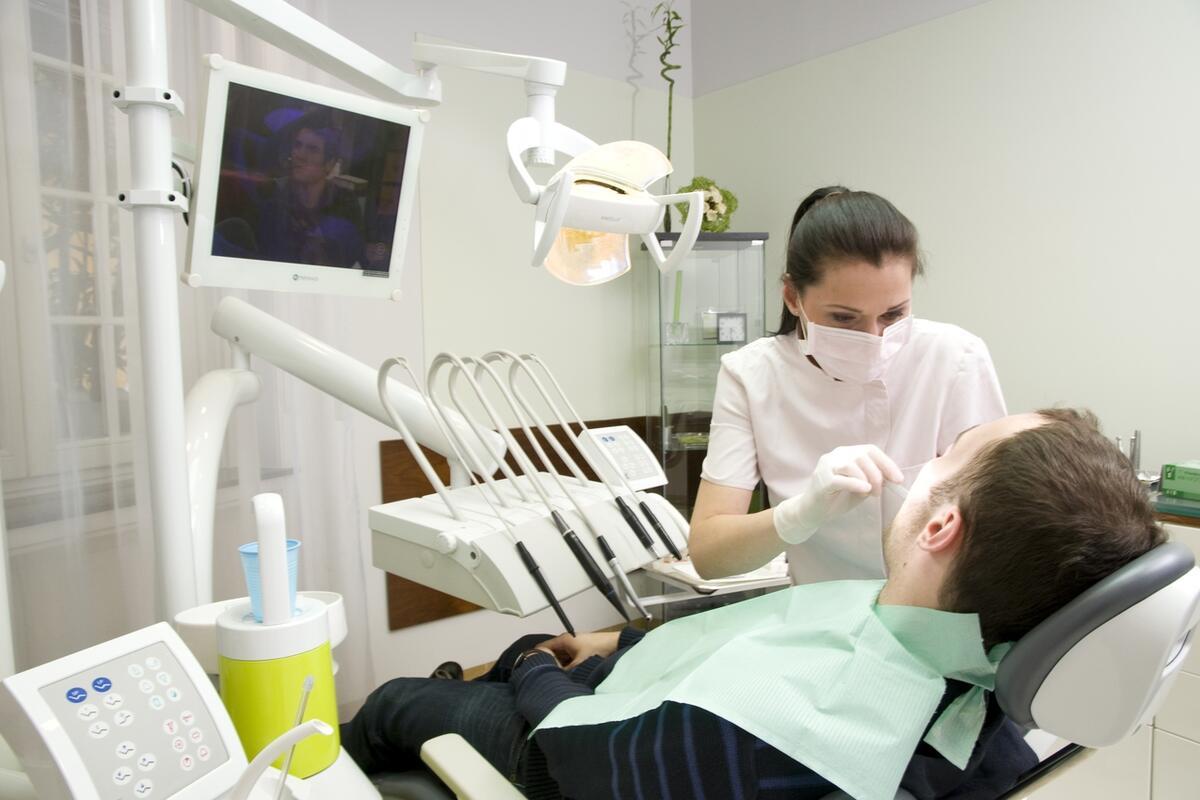 What is  dental prosthesis?