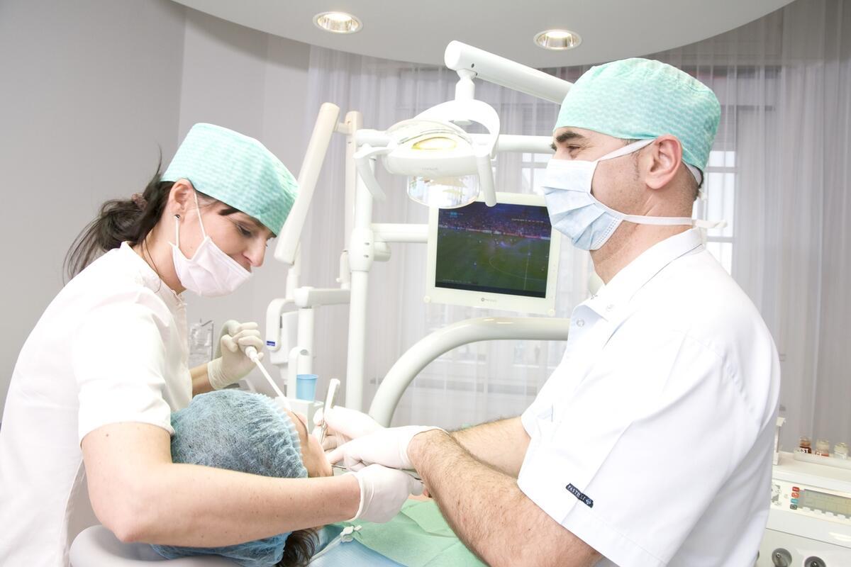 What happens to you in the course of a dental implant procedure? Dental implant surgery step by step