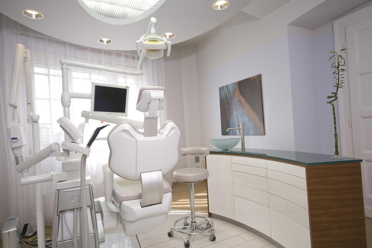 Qui réalise la mise en place de l’implant dentaire à Móricz Dental? - 