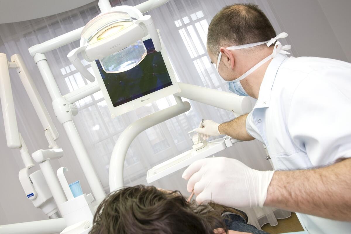 Quels sont les frais de la mise en place de l’implant à Móricz Dental?