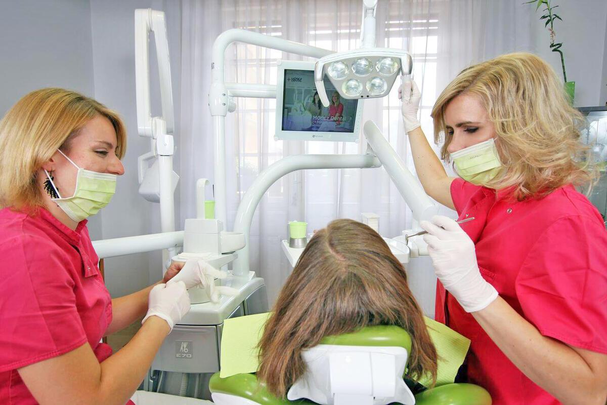 Fogkő eltávolítás  - Önnél is esedékes lenne a fogkő eltávolítás? Előzze meg a fogászati problémákat és jöjjön el a Móricz Dental rendelőjébe professzionális dentálhigiéniai kezelésre!
