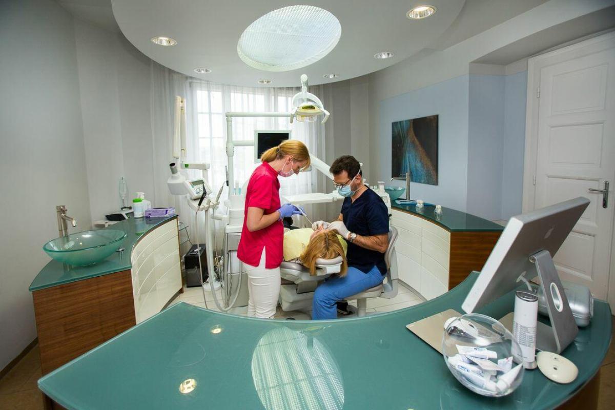 Fogfájás okai - Melyek a fogfájás okai? Hogyan csillapíthatjuk mielőbb a szűnni nem akaró fogfájást? A Móricz Dental szakértő fogorvosai segítenek Önnek a kínzó fogfájdalom megszüntetésében! 
