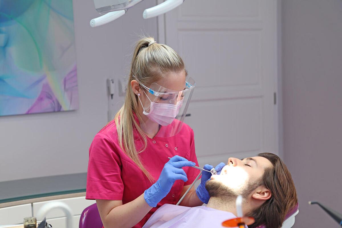 Fekete Fanni dentálhigiénikus - Fekete Fanni a Semmelweis Egyetem Fogorvos Tudományi karán kitűnő eredménnyel végzett dentalhigiénikusként. Ez pedig azt jelenti, hogy a dentálhigiénia számára több mint hivatás. Elkötelezettség és szenvedély. Gyakorlati tapasztalatai pedig nemzetközi szinten, Svédországban szerezte fogászati klinikán. 

 
