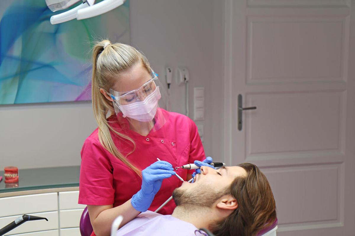 Professzionális fogkő leszedés - A professzionális fogkő leszedés nemcsak fogai szépségének megőrzésében segít, hanem abban is, hogy egészséges legyen fogazata, és elkerülje az olyan fogászati problémákat, amik akár a fogai elvesztésével is járhatnak. Ebben a cikkben leírunk mindent, amit a professzionális fogkő leszedésével kapcsolatban tudni kell.
