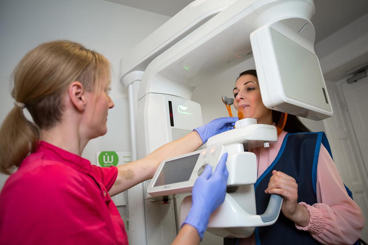 Fogászati röntgen - A fogászat területen nélkülözhetetlen a fogászati röntgenfelvételek alkalmazása, mert ez alapján azonosítható be nagy precizitással a legtöbb fogászati probléma. A korszerű digitális technológiának köszönhetően a ma alkalmazott fogászati röntgen berendezések sugárterhelése nagyon alacsony, nem okoznak károsodást.

