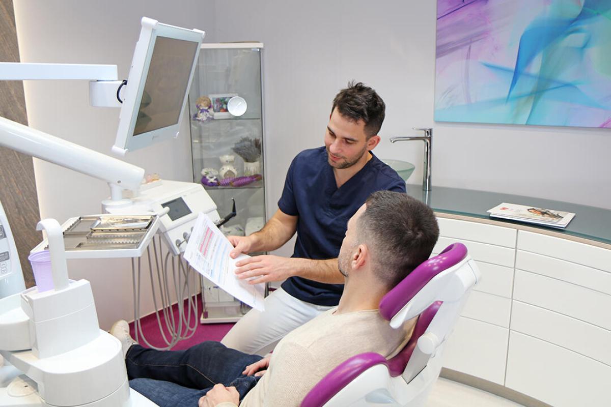 Fogimplantátum menete - Hogyan történik a fogimplantátum beültetése? - Hiányzó fogak esetén a fogimplantátum korszerű és hosszú távú megoldást nyújt, a Móricz Dental Fogászat magas minőségű kezeléseivel helyre állítjuk fogsora egészségét, és szépségét. A fogimplantátum menete hosszú folyamat, a személyre szabott kezelési terv kidolgozásától az utógondozásig tart és két időszakaszra osztható, alábbi cikkünkben ezt mutatjuk be részletesen.
