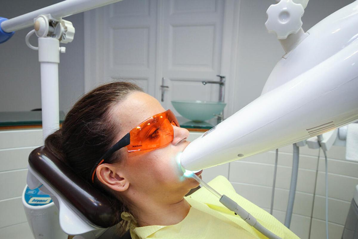 Rendelői fogfehérítés a Móricz Dentalban – Több árnyalat különbséggel