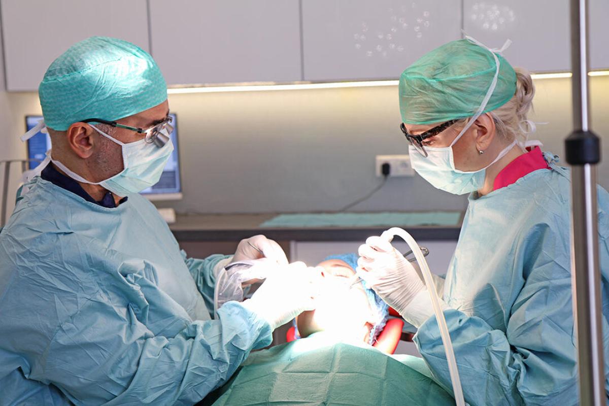 Fogorvos implantátum szakértő - Amit a fogorvosi implantátumokról érdemes tudnia egy szakértő tolmácsolásában!
A fogorvosi implantátumok azon modern fogászati technológiák közé tartoznak, amelyek célja a hiányzó fogak pótlása. Ezek az implantátumok mesterséges gyökerek, amelyeket közvetlenül az állkapocsba kerülnek beültetésre. 
Ez a módszer lehetővé teszi, hogy az implantátum stabilan rögzüljön, így biztosítva az implantációs fogpótlás természetes funkcióit és megjelenését. A beültetési folyamat egy fogorvos implantátum szakértő által végzett műtéti eljárás, amit helyi érzéstelenítésben végzünk, így Ön minimális kellemetlenséget érez csak. Az implantátumok anyaga, általában titán, ami kiváló biokompatibilitással rendelkezik és elősegíti az állkapocscsal való összenövést. Hosszú távú stabilitást biztosít.
