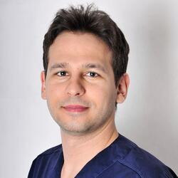 Dr. Vécsey Zsombor fogorvos - Dentoalveolaris sebészet szakorvosa

 

Specialitás: implantológia, szájsebészet, esztétikai fogászat
