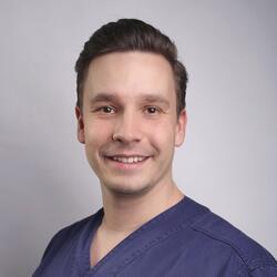 Dr. Schandl András fogorvos  - Dentoalveolaris sebészet szakorvosa

 

Specialitás: implantológia, szájsebészet, fogpótlások
