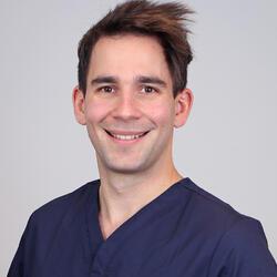 Dr. Dézsi Balázs fogorvos - Dento-alveolaris sebészet szakorvosa


Specialitás: implantológia, szájsebészet, fogpótlások
