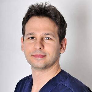 Dr. Vécsey Zsombor fogorvos - <p>Dentoalveolaris sebészet szakorvosa</p>

<p> </p>

<p><strong>Specialitás</strong>: implantológia, szájsebészet, esztétikai fogászat</p>
