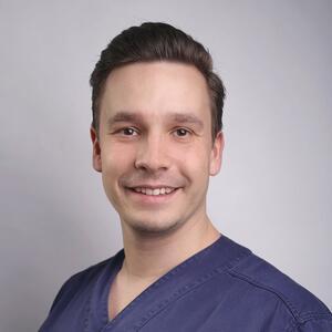 Dr. Schandl András fogorvos  - Dento-alveolaris sebészet szakorvosa

 

Specialitás: implantológia, szájsebészet, fogpótlások
