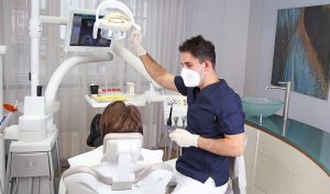 Fogászati implantátumra helyezett fogpótlás - Móricz Dental