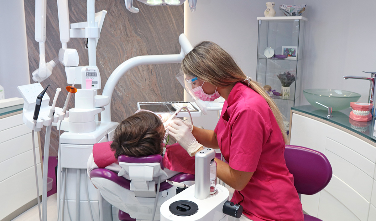 Irányított biofilm terápia kezelés a rendelőben - Móricz Dental