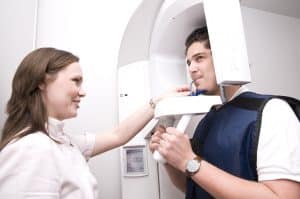 A digitális panoráma röntgen készülék azonnal értékelhető képet mutat az alsó és felső állcsont képleteiről.