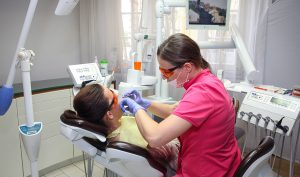 Rendelői fogfehérítés, ínyvédő és fehérítő anyag felhelyezése - Móricz Dental Fogászat