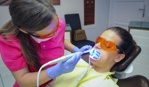 Rendelői fogfehérítés, ínyvédő felhelyezése - Móricz Dental Fogászat