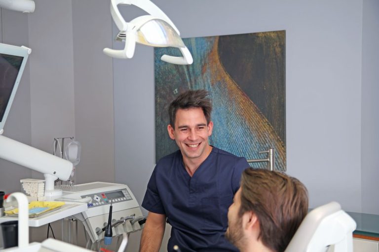 Szájsebészeti és implantációs beavatkozások fájdalommentesen
