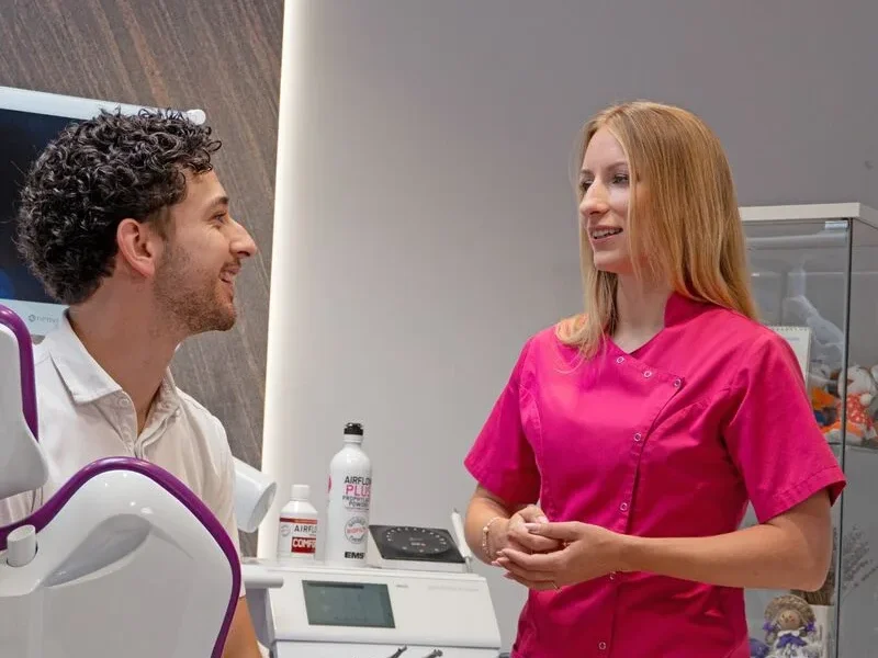 Dr. Bárdos Csenge fogszabályozó orvos beszélget páciensével a rendelőben