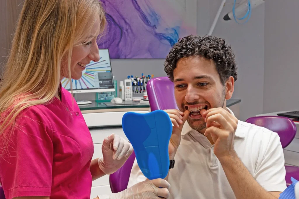 Átlátszó fogszabályozó sín behelyezése a Móricz Dental rendelőjében